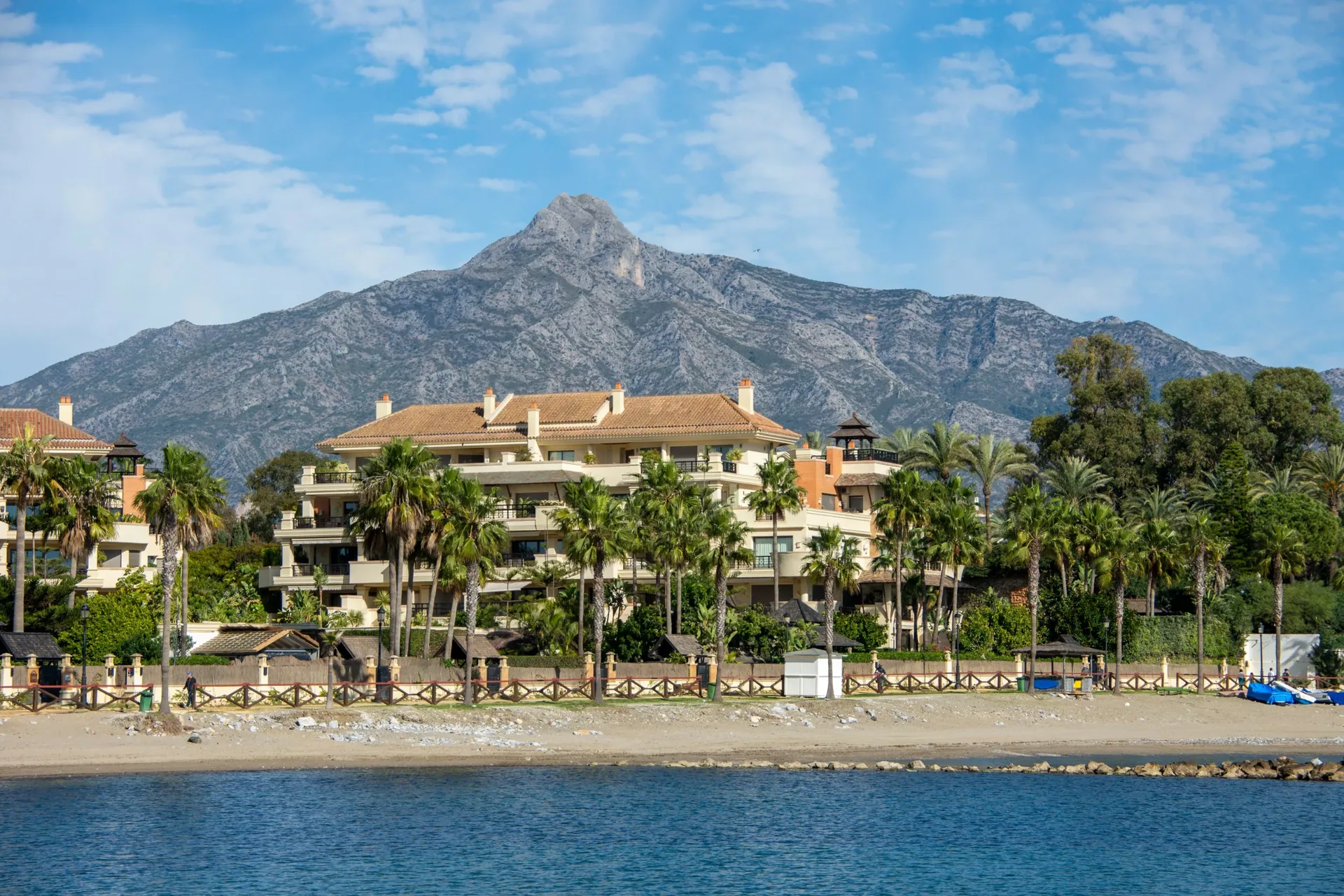 Strandclubs mit Pool in Marbella: Luxuriöse Entspannung am Meer
