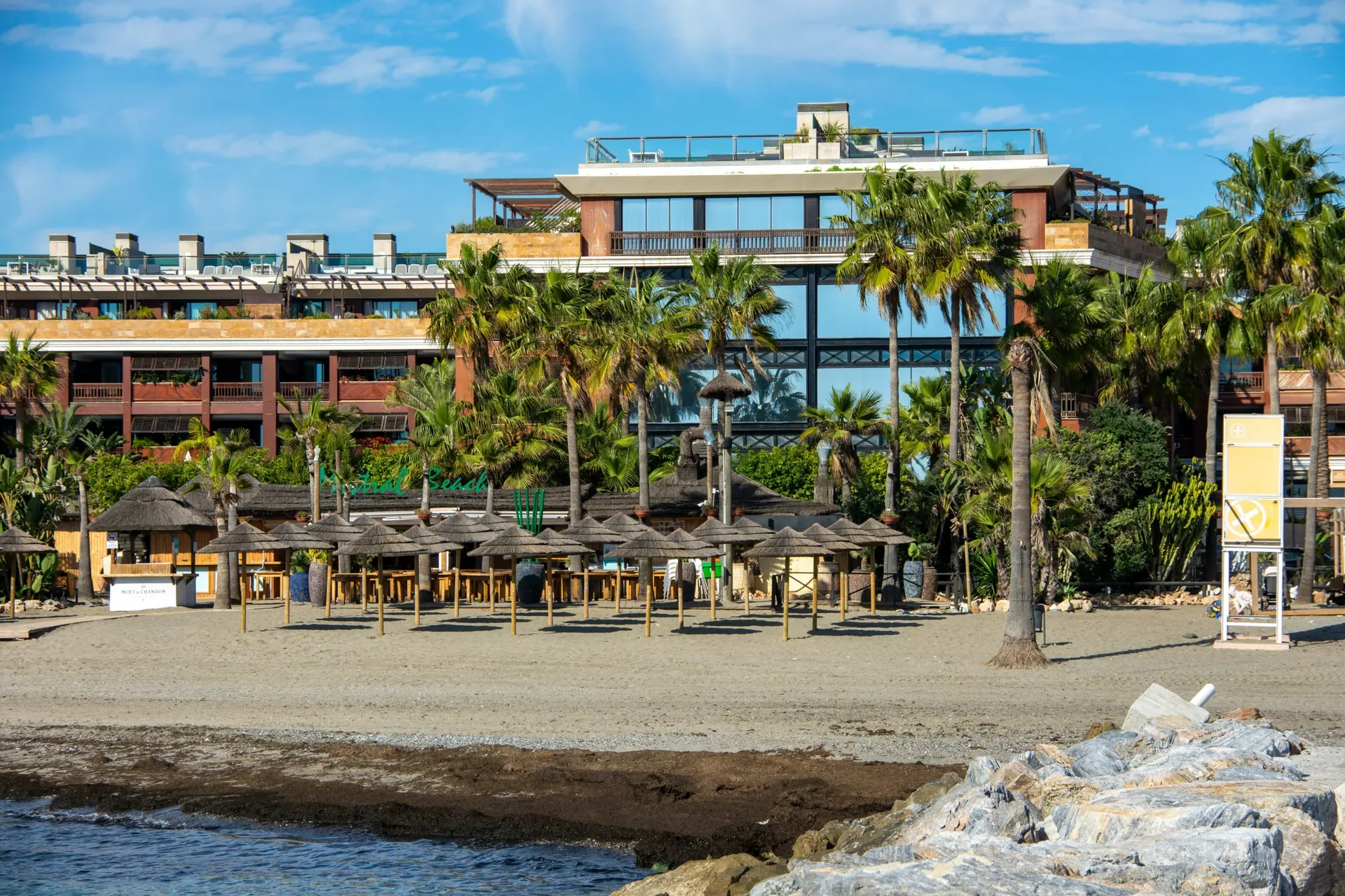 Die besten Beach Clubs in Marbella: Entspannung und Luxus am Meer